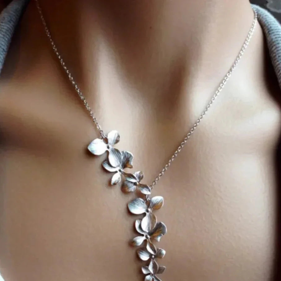 Daciana Vintage Silver Flower Necklace